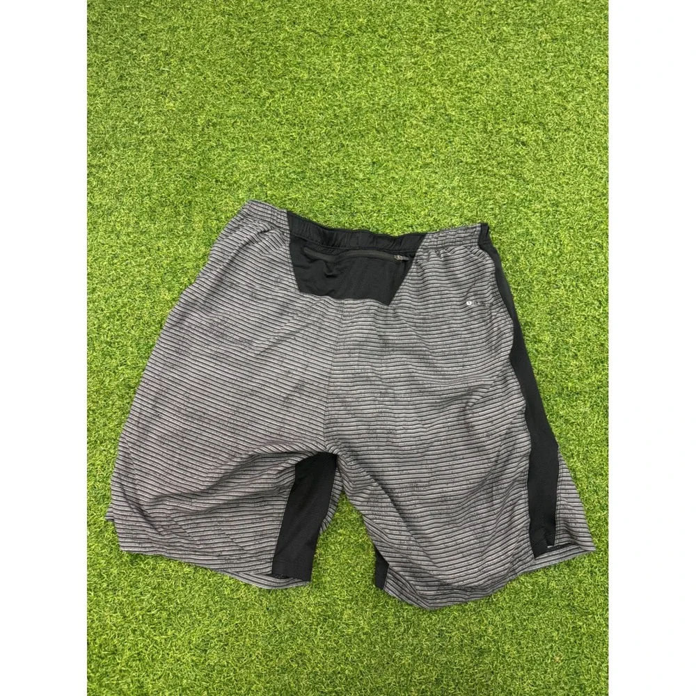 The‎ North Face Mens Grey Striped Athletic Running Shorts Medium Zipper Pocket